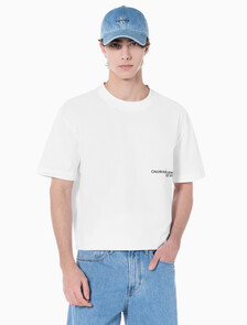 Buy 남성 릴렉스핏 CK 스프레이 로고 반팔 티셔츠 in color BRIGHT WHITE