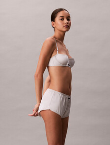 Buy 여성 새틴 탭 쇼츠 in color CHALK