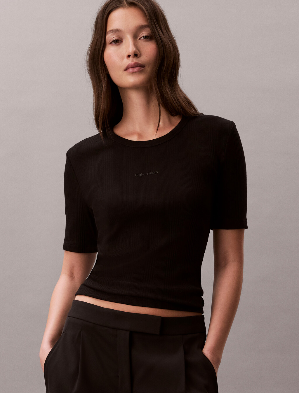 Buy 여성 립 나노 로고 체크 탑 in color BLACK