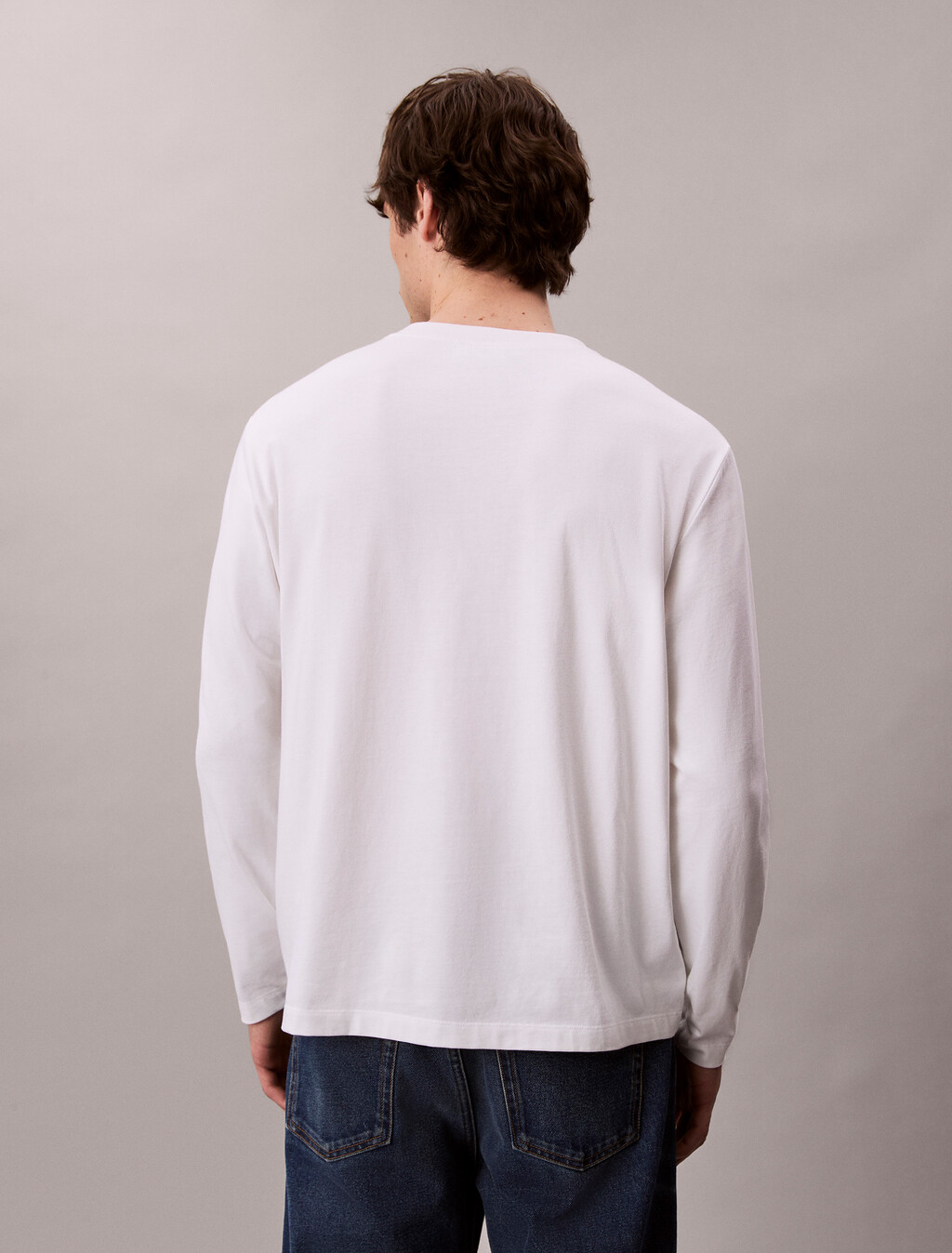 Buy 남성 릴렉스핏 스탠다드 로고 긴팔 티셔츠 in color BRIGHT WHITE