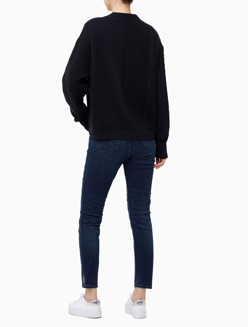 Buy 여성 케이블 인터레스트 브이넥 풀오버 울 스웨터 in color CK BLACK