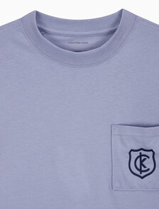 Buy 여성 박시 CK 크레스트 크롭 포켓 반팔 티셔츠 in color PERSIAN VIOLET