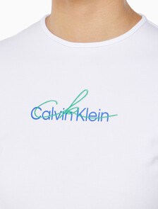 Buy 여성 슬림 스크립 CK로고 반팔 티셔츠 in color BRILLIANT WHITE