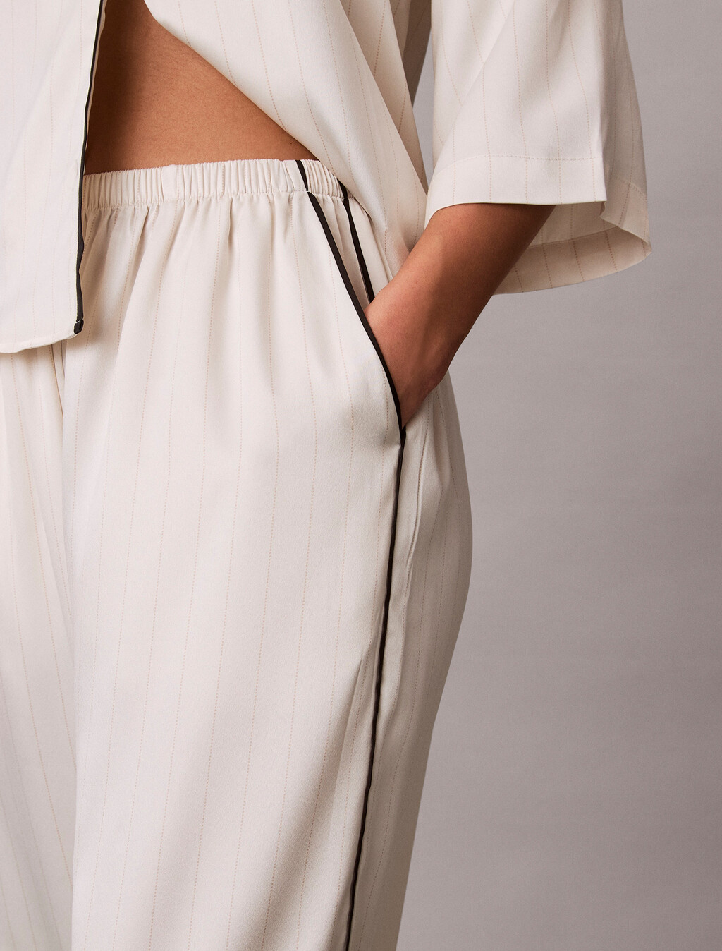 Buy 여성 새틴 씬 팬츠 in color White