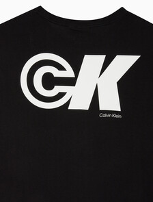Buy 남성 이지핏 CK 스포츠 로고 그래픽 반팔 티셔츠 in color BLACK
