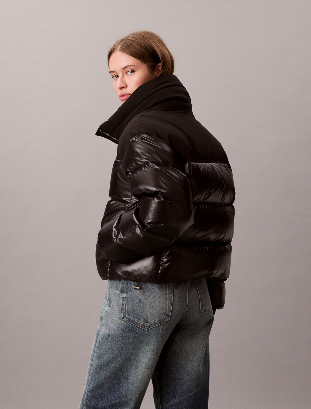 Buy 여성 매트 블라킹 샤인 다운 자켓 in color BLACK