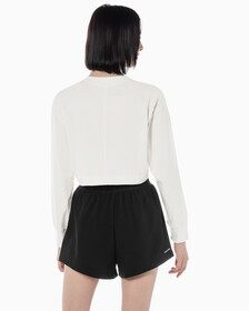 Buy 여성 에센셜 크롭 긴팔 티셔츠 in color WHITE