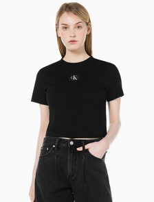 Buy 여성 로고 뱃지 크롭 반팔 티셔츠 in color CK BLACK