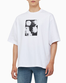 Buy 남성 숏슬리브 플라워 크루넥티 in color BRILLIANT WHITE