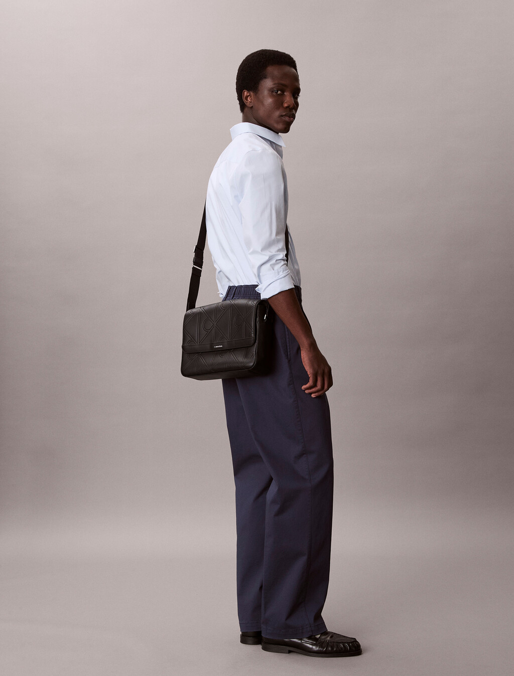 Buy 남성 라지 엠보스드 엠블럼 플랩 메신저 in color BLACK