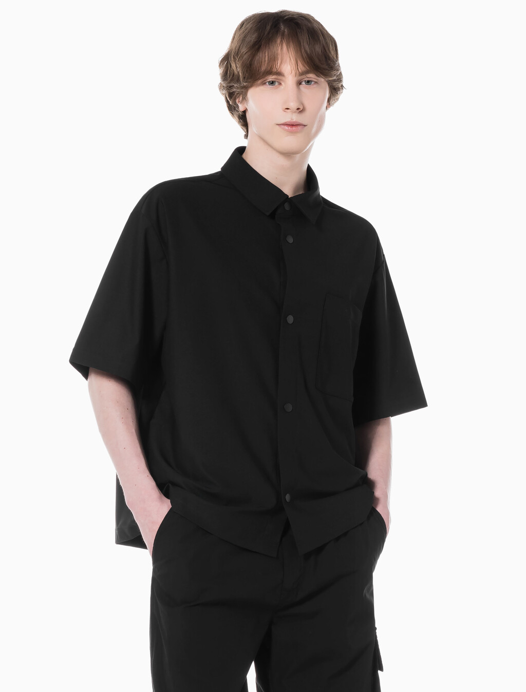 Buy 남성 우븐 탭 박시핏 테크 반팔 셔츠 in color CK BLACK