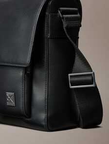 Buy 남성 하드웨어 엠블럼 플랩 메신저 in color BLACK