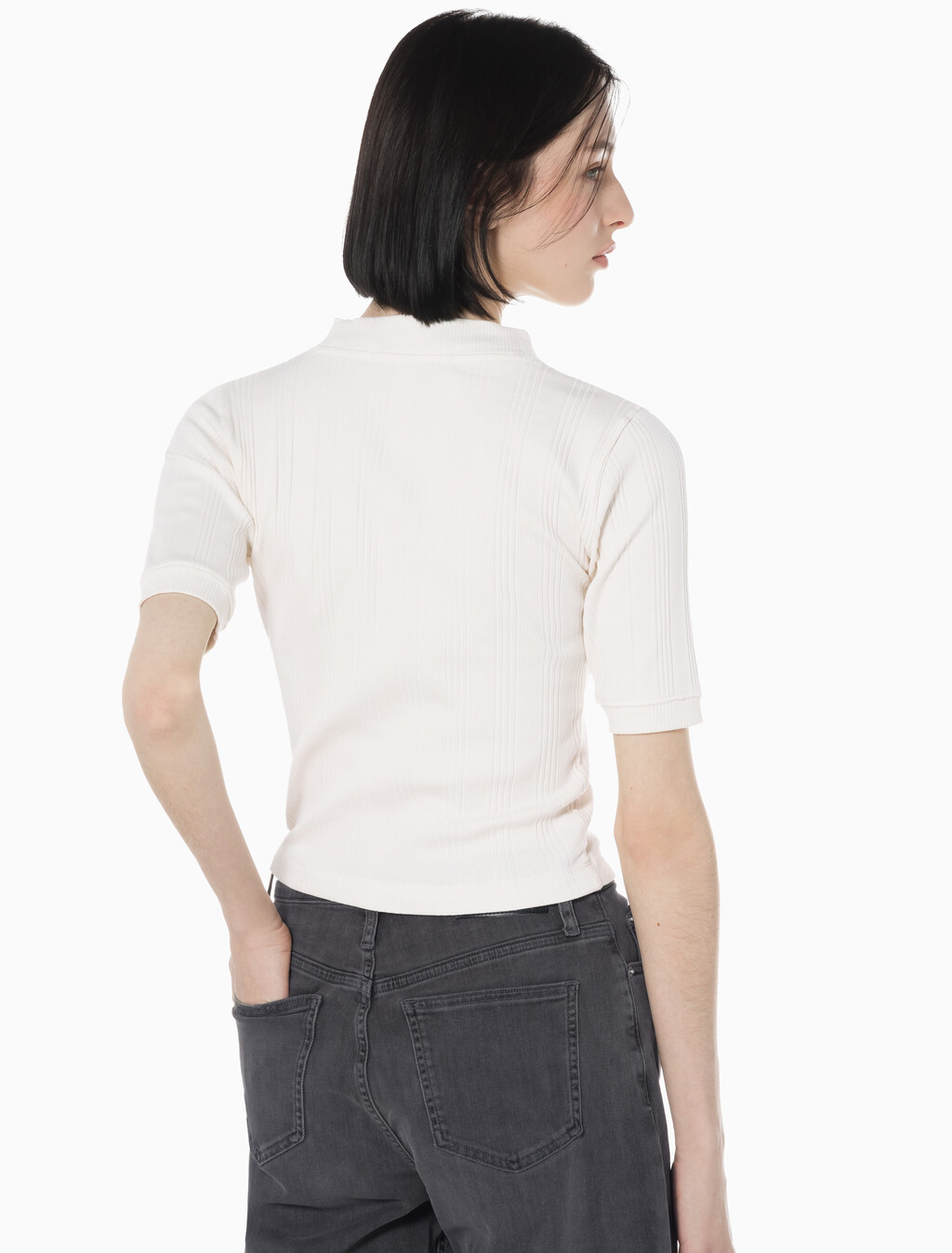 Buy 여성 모노그램 로고 뱃지 립 슬림핏 반팔 티셔츠 in color WHITE