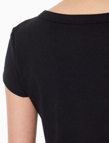 Buy 여성 우븐라벨 립 베이비 티 in color BLACK