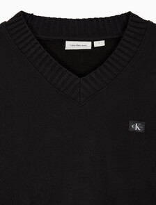 Buy 여성 우븐 라벨 브이넥 스웻셔츠 in color CK BLACK