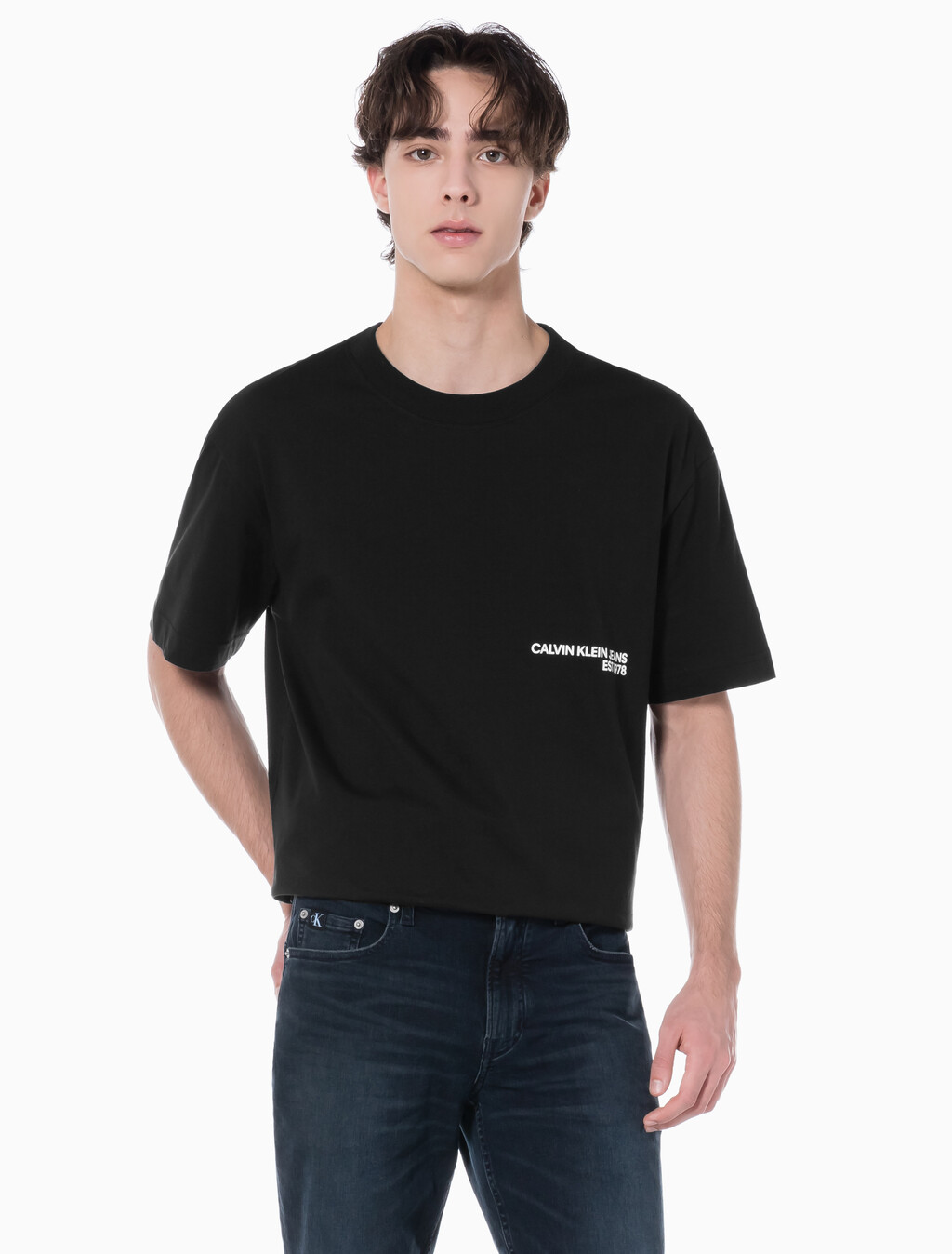Buy 남성 릴렉스핏 CK 스프레이 로고 반팔 티셔츠 in color CK BLACK