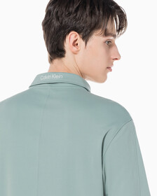Buy 남성 리플렉티브 로고 레귤러 핏 기능성 집업 폴로 티셔츠 in color GREEN MILIEU