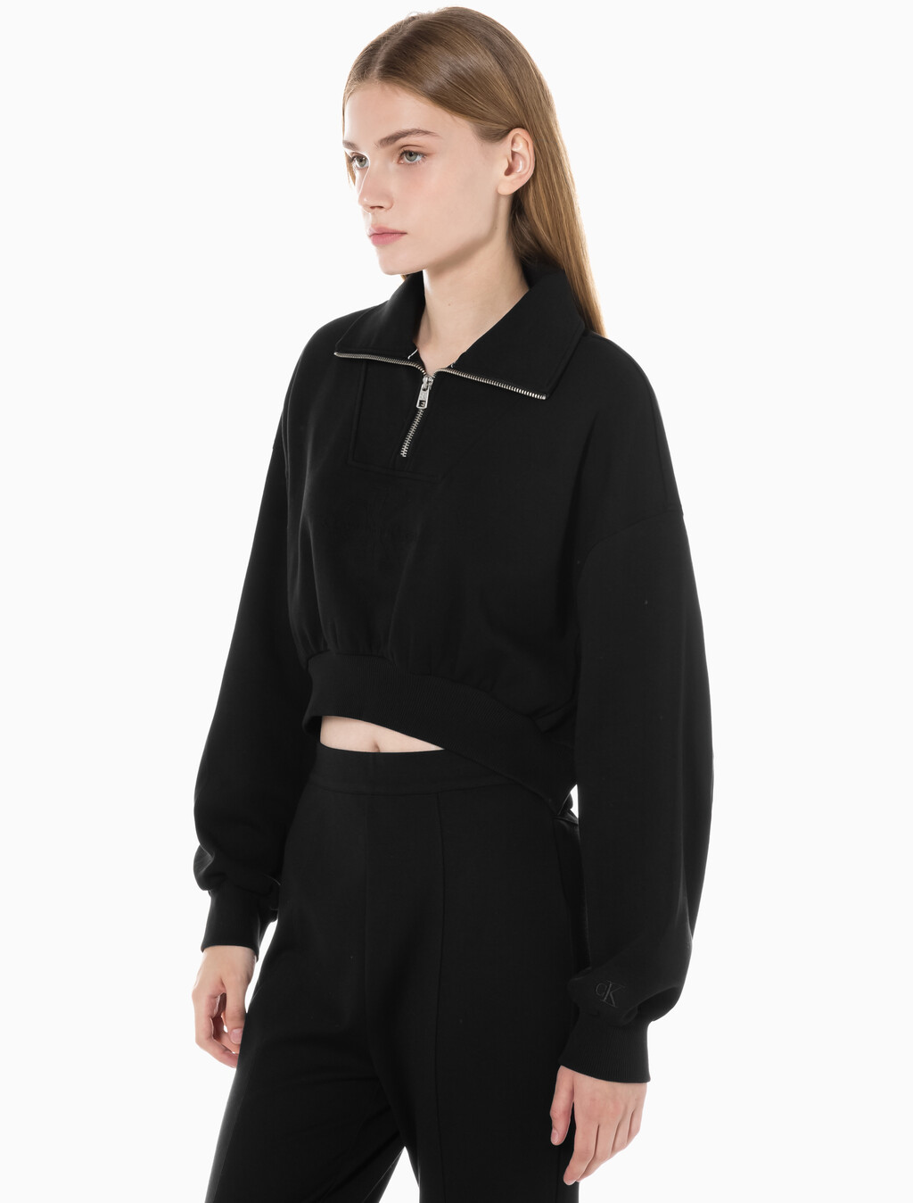 Buy 여성 하프집 엠보스 폴로넥 스웻 in color CK BLACK