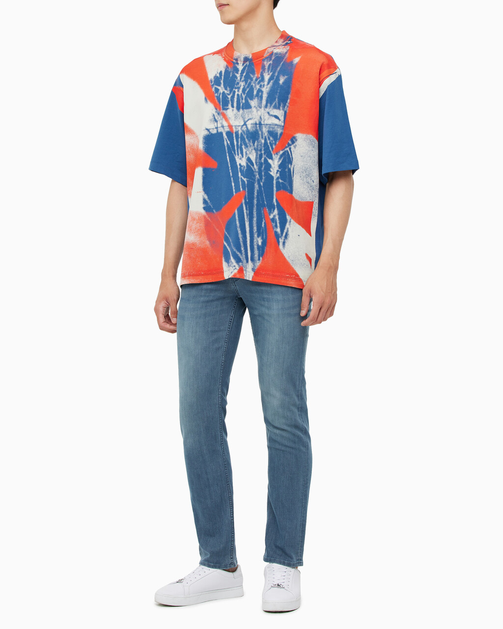 Buy 남성 숏슬리브 플로랄 셰도우 크루넥 티 in color NAVY