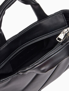 Buy 여성 퀼티드 마이크로 EW 토트 in color BLACK