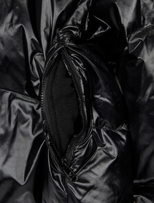 Buy 여성 크롭 글로시 커브드 퀼팅 다운 푸퍼 in color CK BLACK