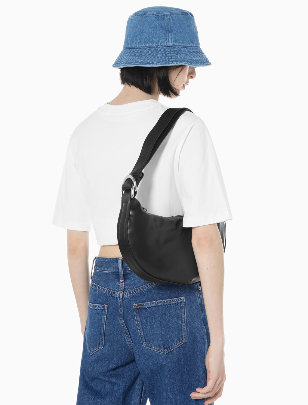 Buy 여성 크레센트 크로스백 in color BLACK
