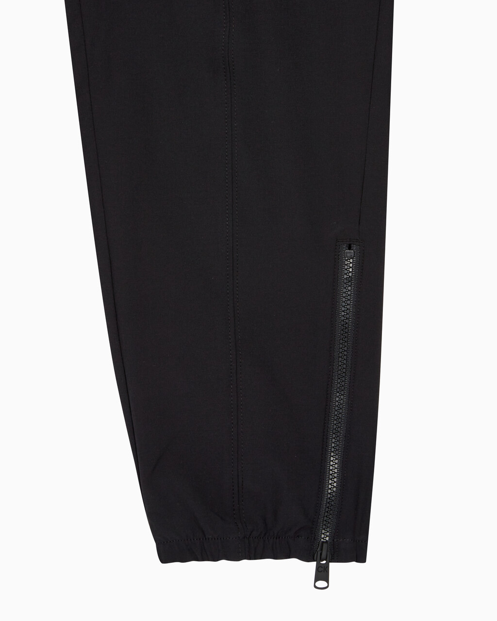 Buy 여성 리플렉티브 로고 레귤러 핏 기능성 우븐 팬츠 in color BLACK
