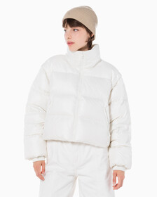 Buy 여성 글로시 디터쳐블 크롭 다운 푸퍼 in color WHITE