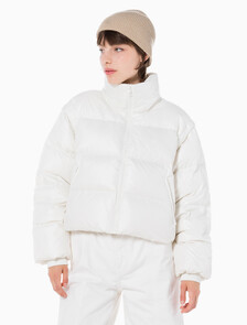 Buy 여성 글로시 디터쳐블 크롭 다운 푸퍼 in color WHITE