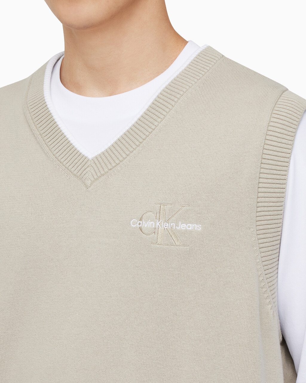 Buy 남성 엠보스드 스웨터 베스트 in color BEIGE