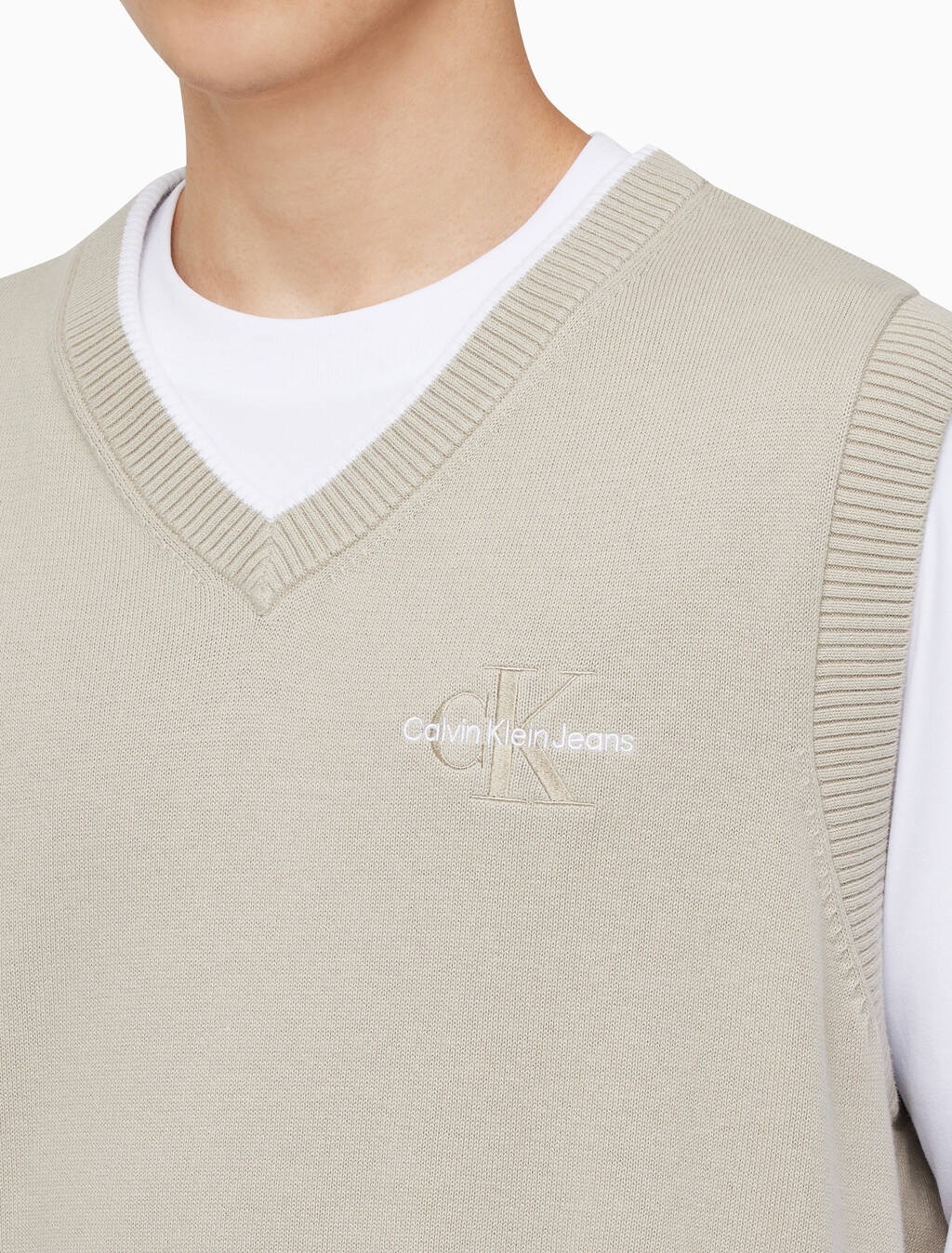 Buy 남성 엠보스드 스웨터 베스트 in color BEIGE
