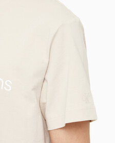 Buy 남성 레귤러핏 인스티튜셔널 로고 스트레치 반팔 티셔츠 in color CLASSIC BEIGE