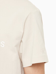 Buy 남성 레귤러핏 인스티튜셔널 로고 스트레치 반팔 티셔츠  in color CLASSIC BEIGE