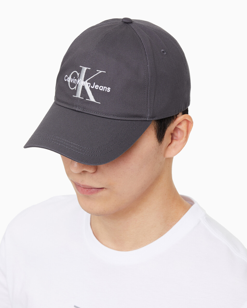 Buy 남녀공용 CKJ 모노그램 엠브로이더리 캡 in color CHARCOAL