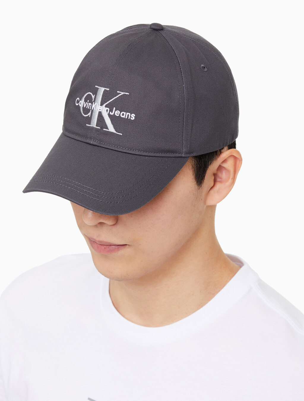 Buy 남녀공용 CKJ 모노그램 엠브로이더리 캡 in color CHARCOAL