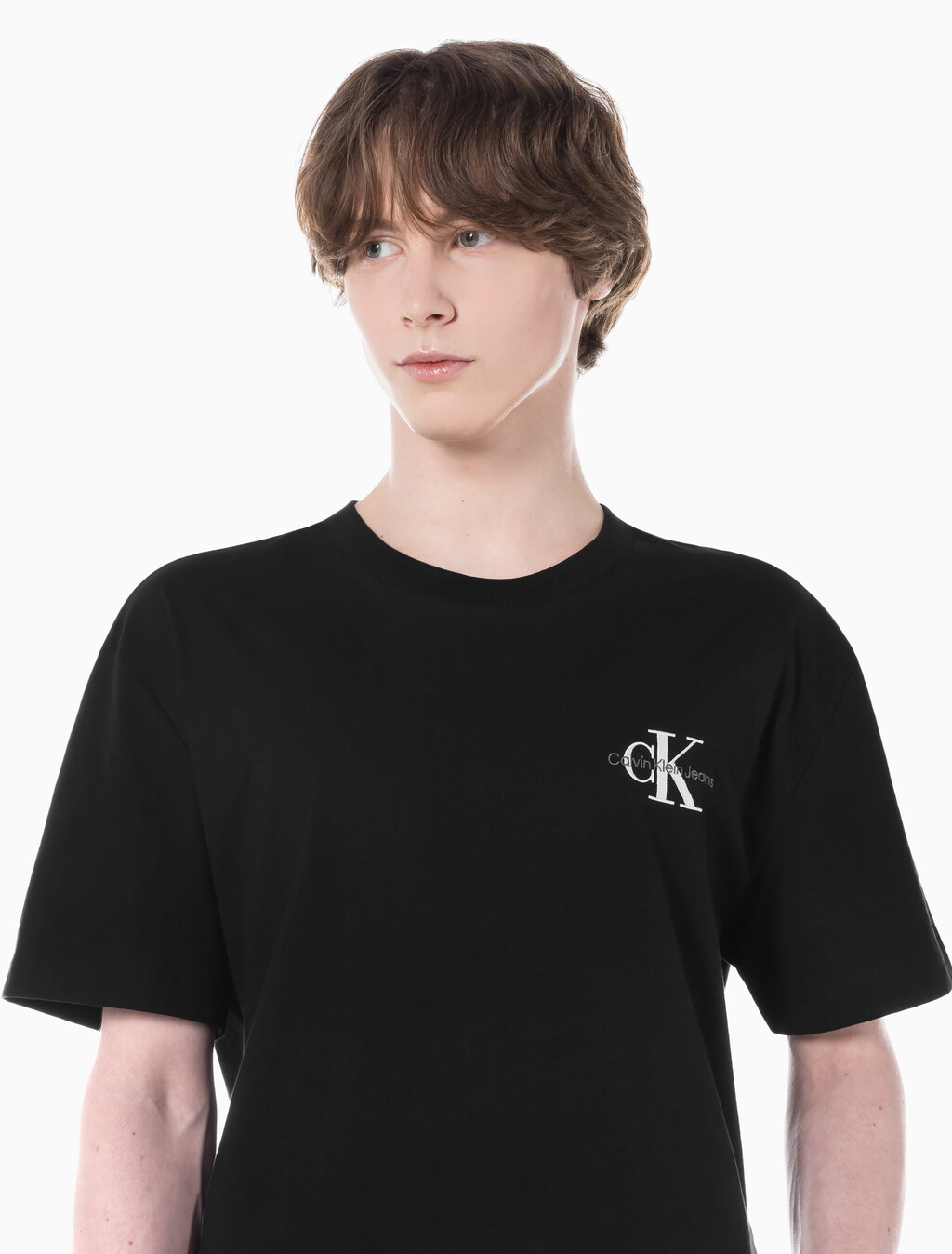Buy 남성 릴렉스핏 엠보싱 로고 반팔 티셔츠 in color CK BLACK