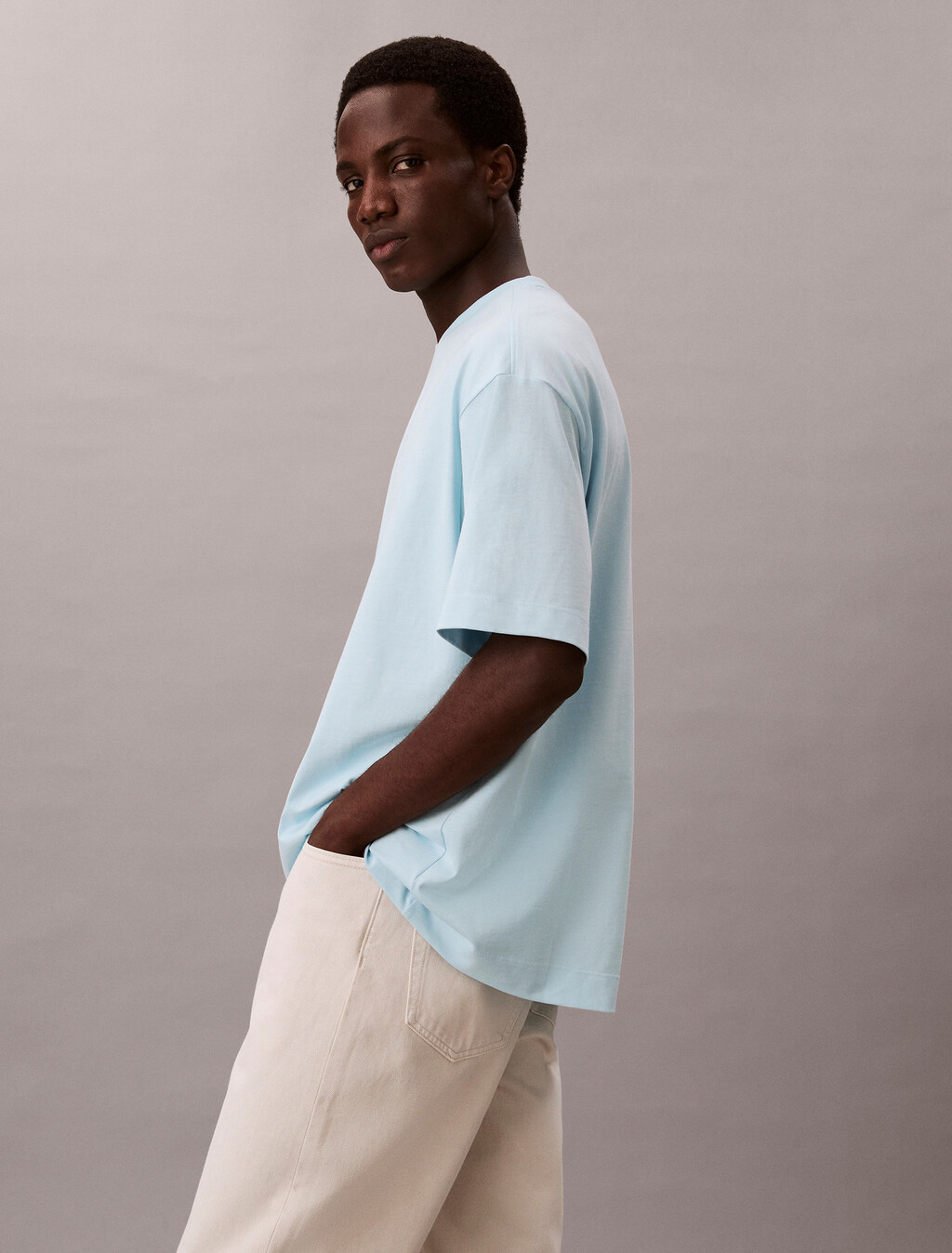 Buy 남성 릴렉스 핏 CK 엠블럼 패치 반팔 티셔츠 in color Sky Blue