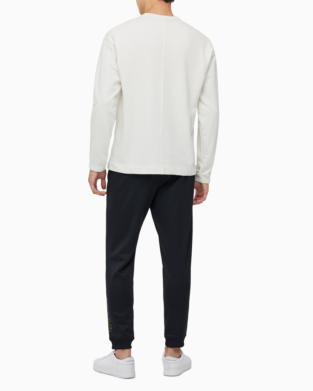 Buy 남성 릴렉스 핏 에센셜 스웻셔츠 in color WHITE
