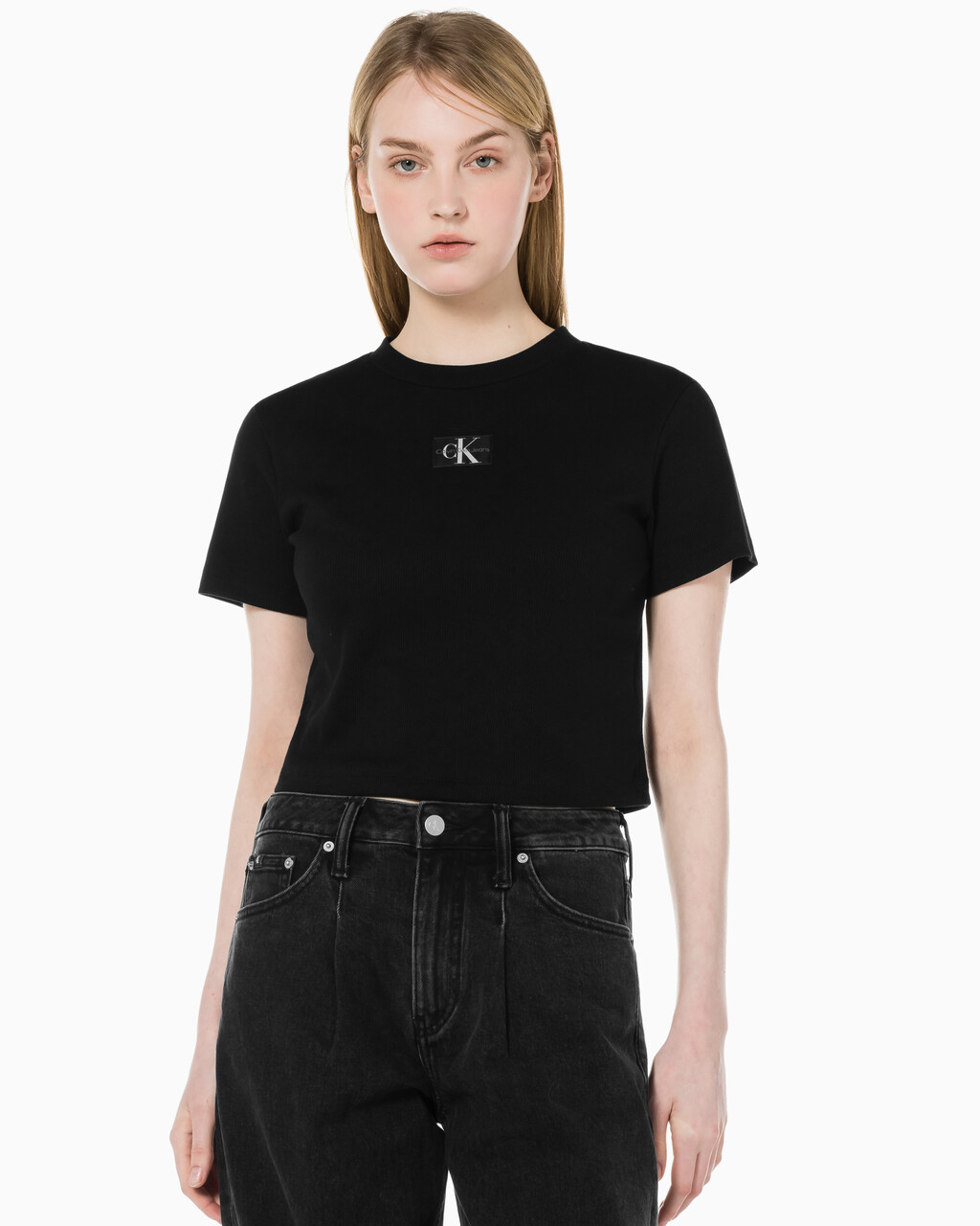 Buy 여성 로고 뱃지 크롭 반팔 티셔츠 in color CK BLACK