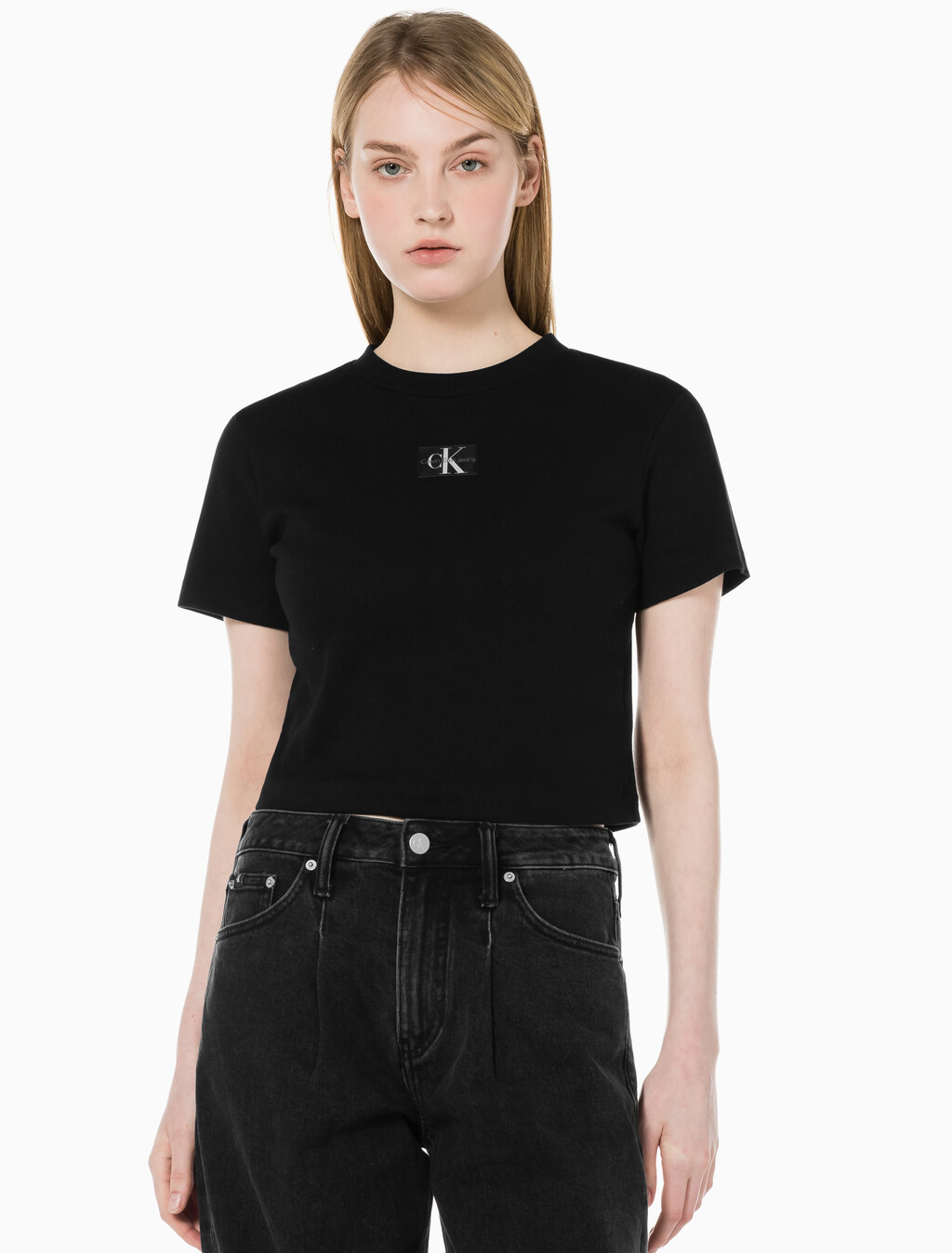 Buy 여성 로고 뱃지 크롭 반팔 티셔츠 in color CK BLACK
