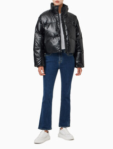 Buy 여성 크롭 글로시 커브드 퀼팅 다운 푸퍼 in color CK BLACK