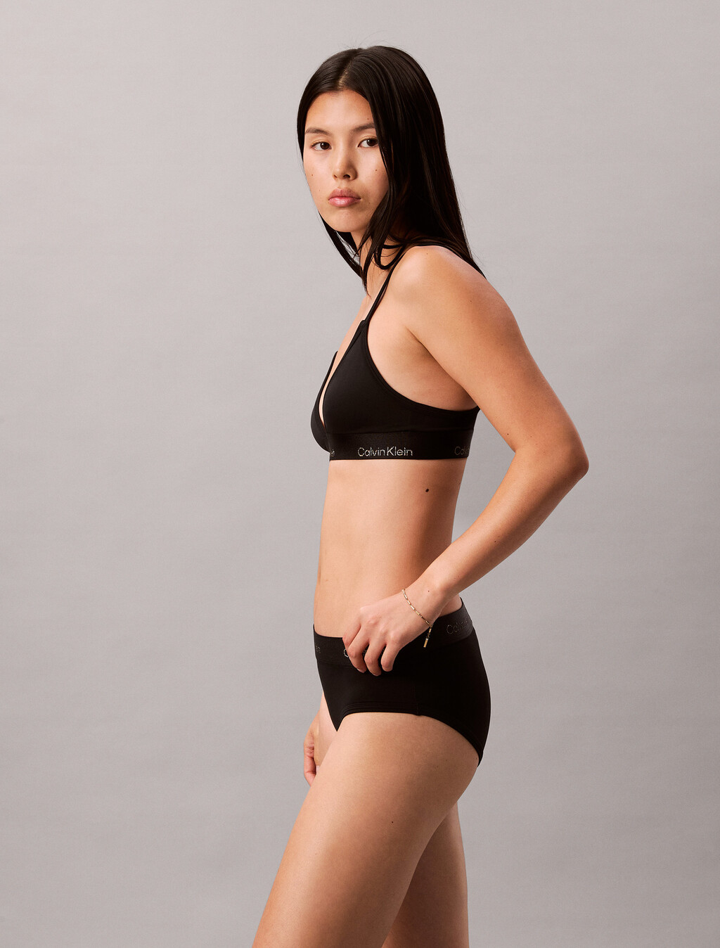 Buy 여성 루나 뉴이어 트라이앵글 in color BLACK