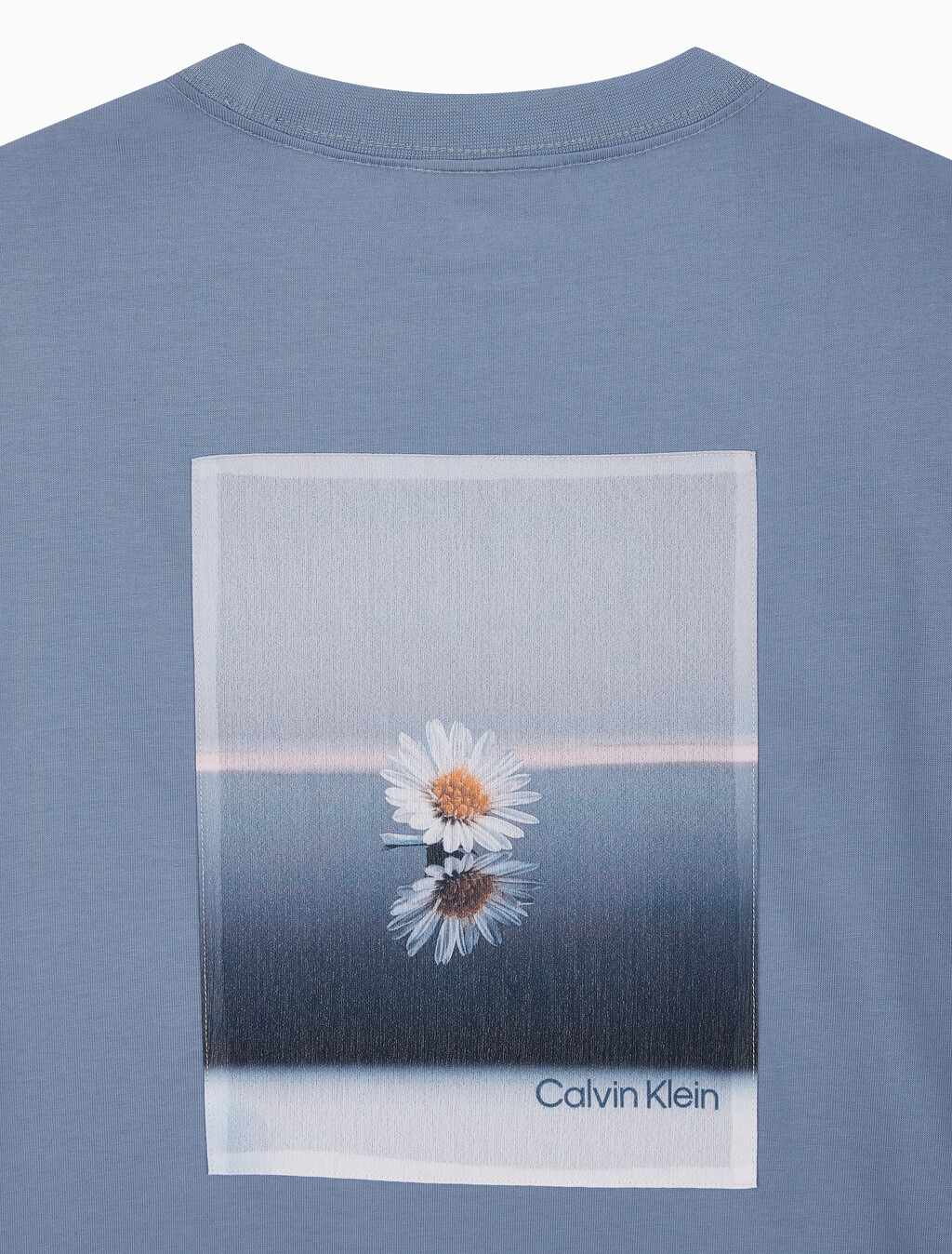 Buy 남성 릴렉스핏 플라워 아플리케 로고 반팔 티셔츠 in color COUNTRY BLUE