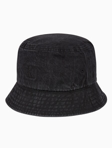 Buy 남녀공용 CKJ 스몰 모노그램 로고 데님 버킷햇 in color BLACK