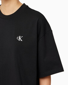 Buy 남녀공용 엠보싱 로고 반팔 티셔츠 in color CK BLACK