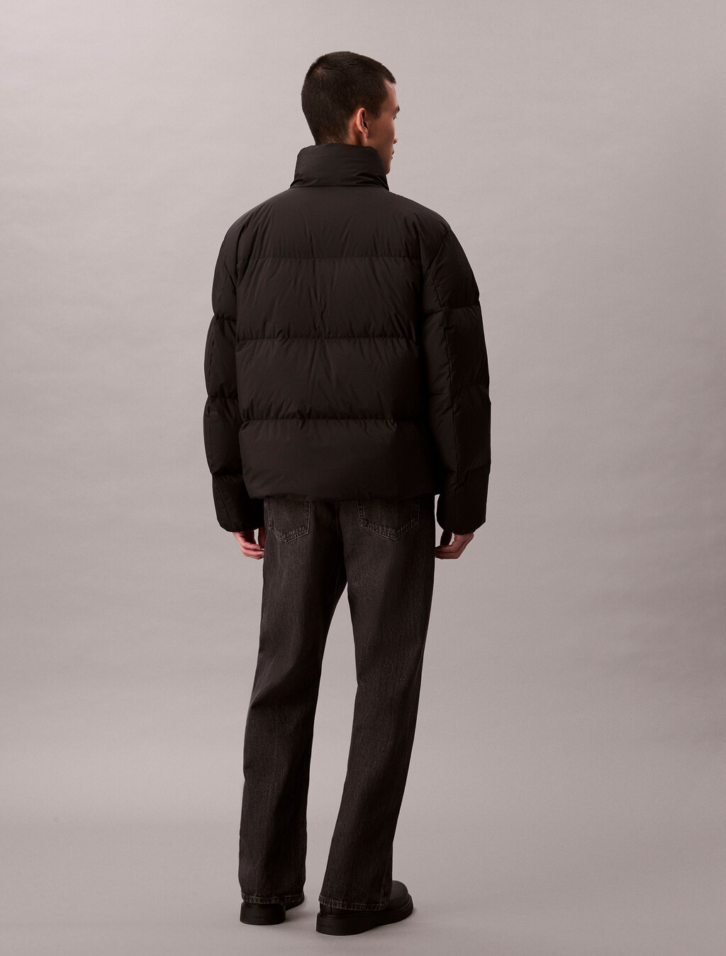 Buy 남성 릴랙스드 숏 다운 푸퍼 in color BLACK