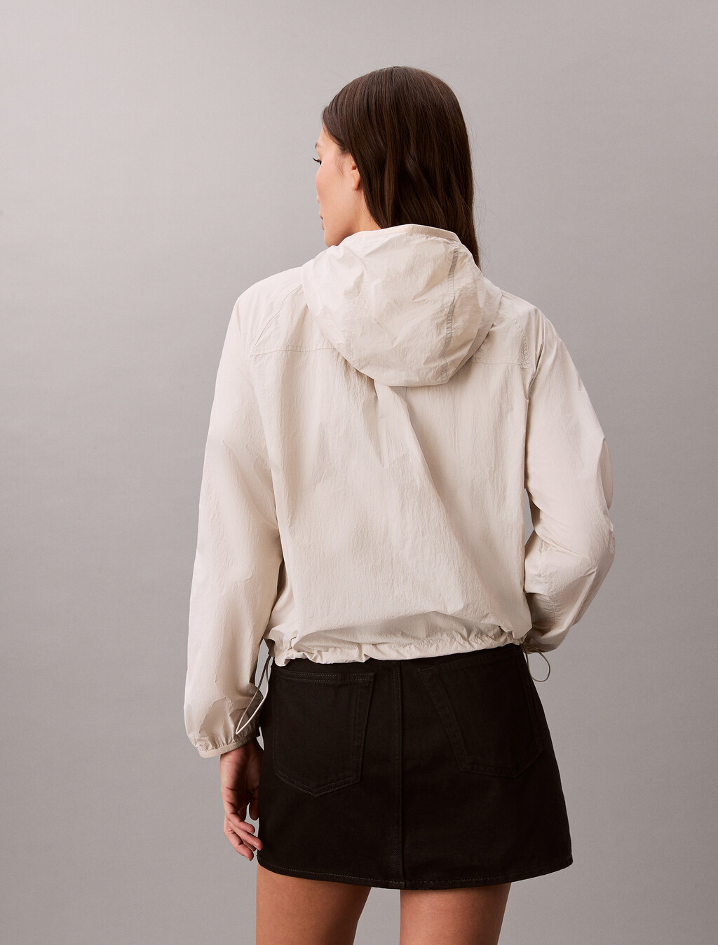 Buy 여성 숏 릴렉스드 패커블 윈드브레이커 in color CHALK