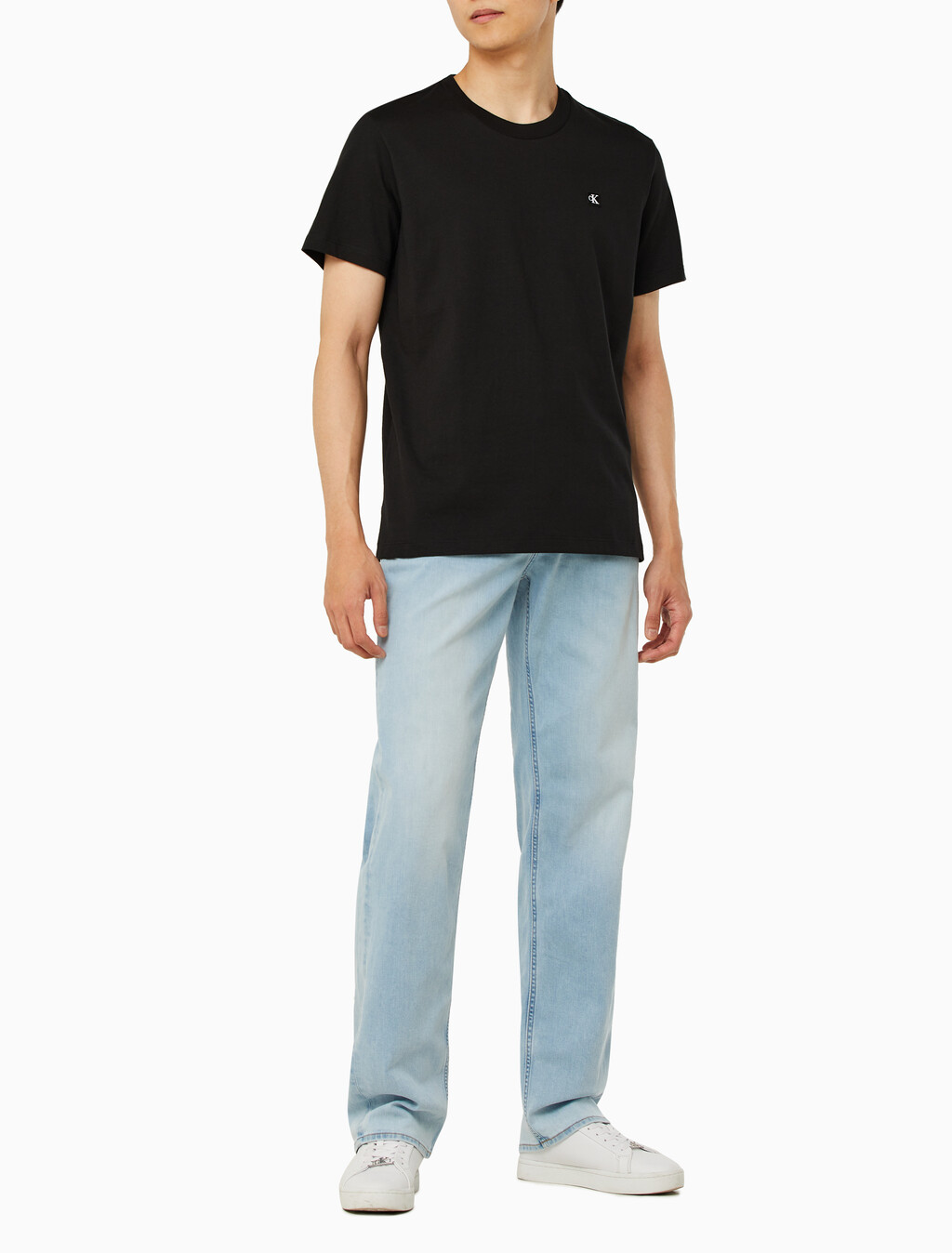 Buy 남성 레귤러핏 CK 로고 뱃지 반팔 티셔츠 in color CK BLACK