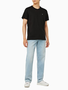 Buy 남성 레귤러핏 CK 로고 뱃지 반팔 티셔츠 in color CK BLACK