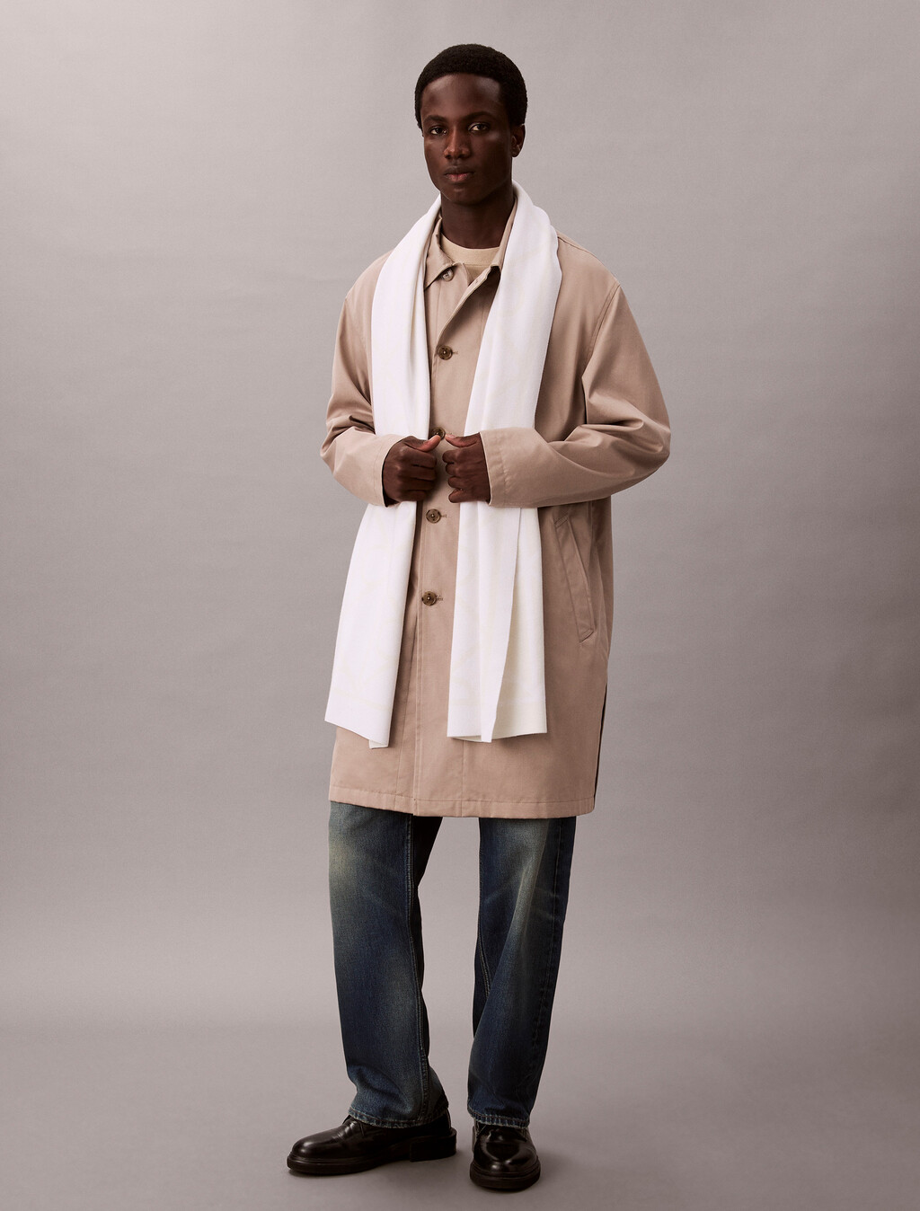 Buy 남녀공용  올오버 로고 머플러 in color Ivory